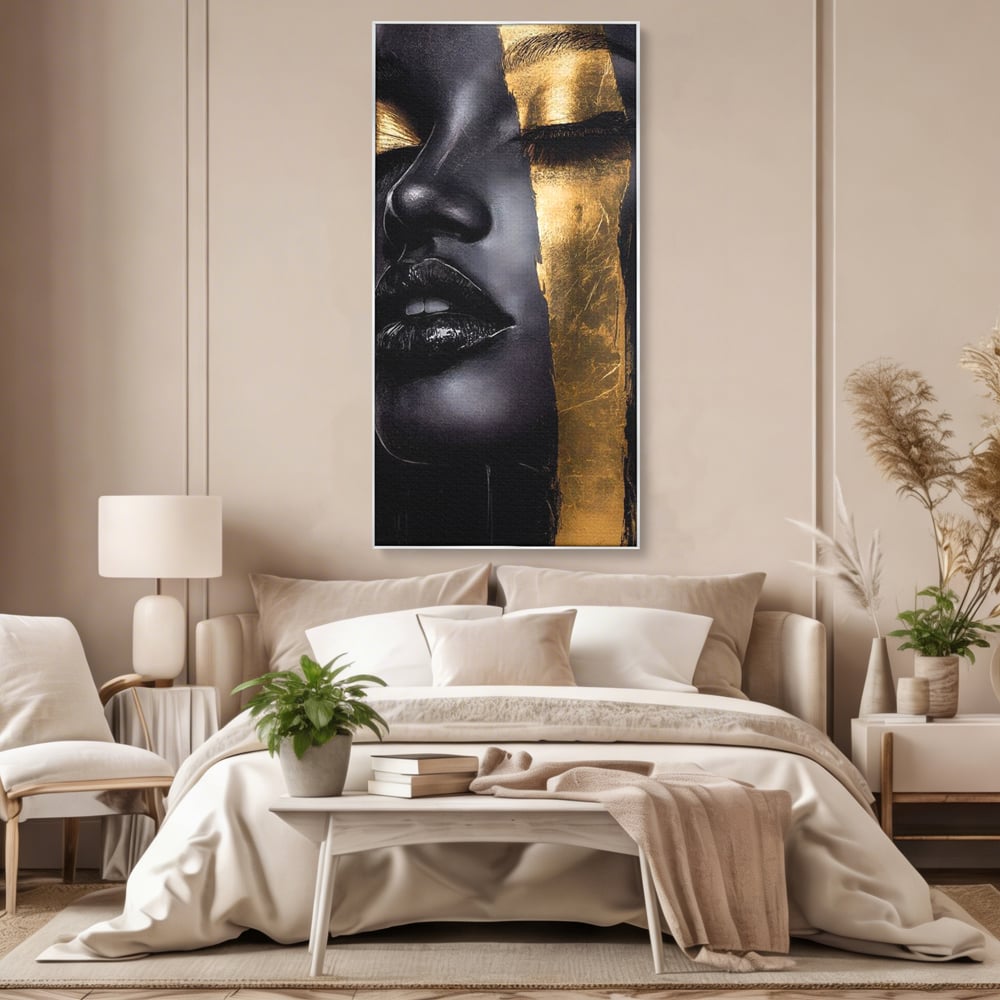 Tablou canvas cu tablou canvas cu chip de femeie, in rama de aluminiu argintiu, pe perete intr-un dormitor